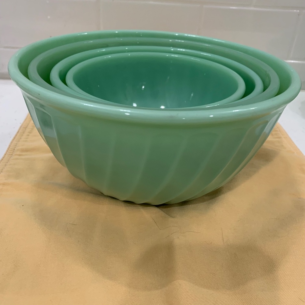 Fire King.   Rare Set of 4 Bowls.. Wavy pattern - Picture 8 of 8